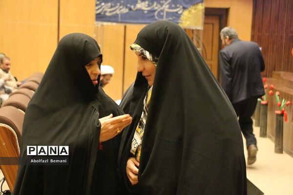 تقدیر از مادران شهدا در دهمین جشنواره اسوه‌های صبر و مقاومت