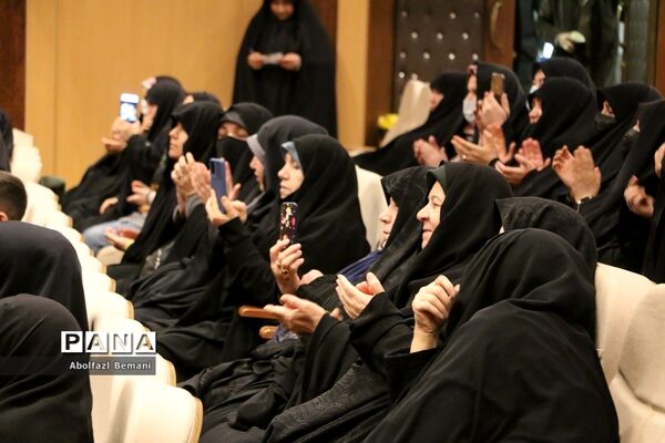 تقدیر از مادران شهدا در دهمین جشنواره اسوه‌های صبر و مقاومت