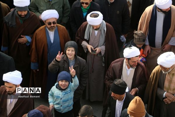 راهپیمایی مردم قم در محکومیت اهانت نشریه فرانسوی به مرجعیت