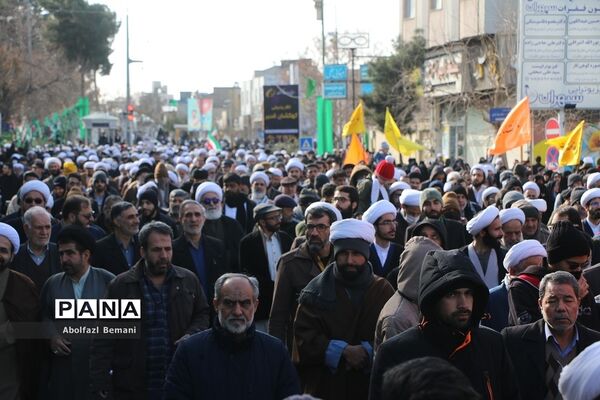 راهپیمایی مردم قم در محکومیت اهانت نشریه فرانسوی به مرجعیت