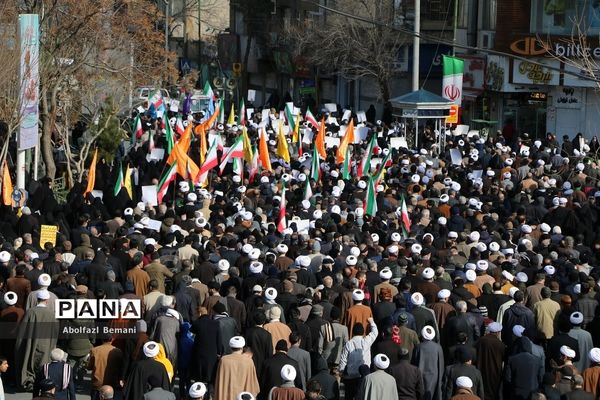 راهپیمایی مردم قم در محکومیت اهانت نشریه فرانسوی به مرجعیت