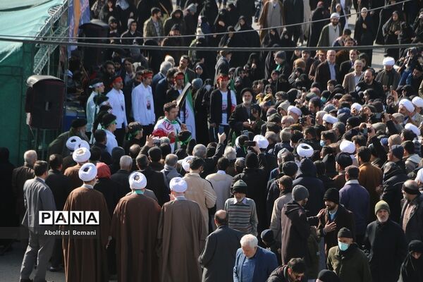 راهپیمایی مردم قم در محکومیت اهانت نشریه فرانسوی به مرجعیت
