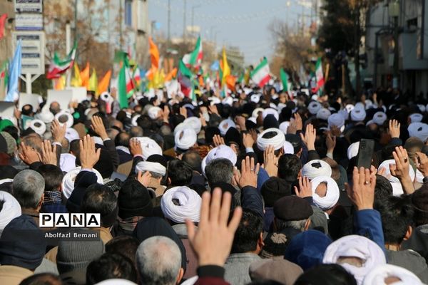 راهپیمایی مردم قم در محکومیت اهانت نشریه فرانسوی به مرجعیت