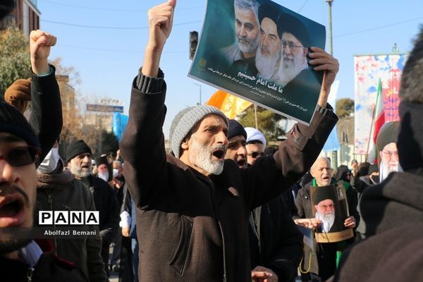 راهپیمایی مردم قم در محکومیت اهانت نشریه فرانسوی به مرجعیت