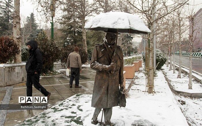 عملیات شبانه‌روزی شهرداری تهران برای شن‌پاشی در بزرگراه‌ها و خیابان‌های پایتخت