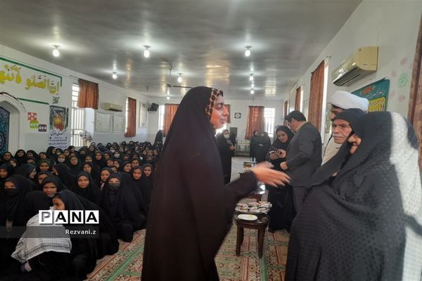 تجلیل وگرامیداشت مادر شهید محمد ابویی در دبیرستان حضرت زهرا (س) بافق