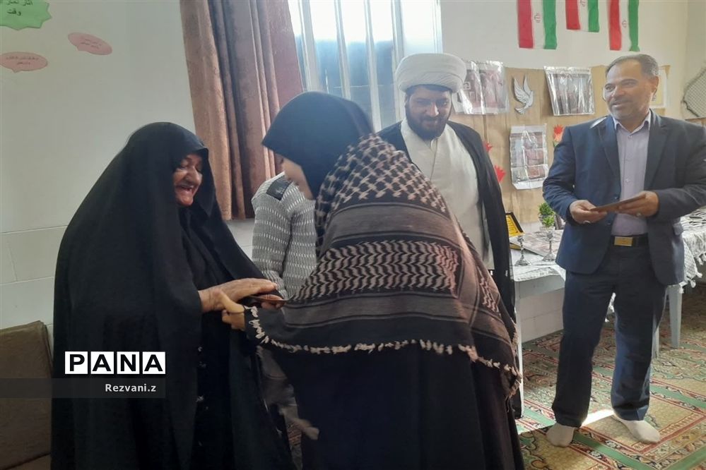 تجلیل وگرامیداشت مادر شهید محمد ابویی در دبیرستان حضرت زهرا (س) بافق