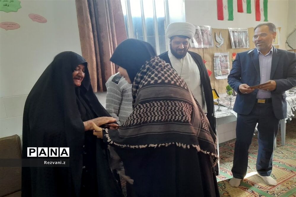 تجلیل وگرامیداشت مادر شهید محمد ابویی در دبیرستان حضرت زهرا (س) بافق