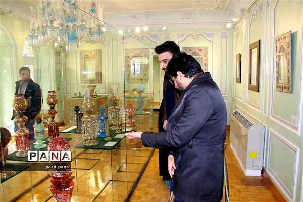 بازدید رئیس سازمان دانش‌آموزی استان یزد از موزه نور و روشنایی
