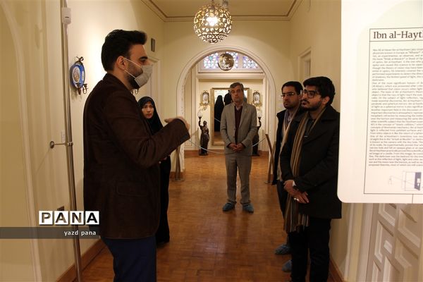 بازدید رئیس سازمان دانش‌آموزی استان یزد از موزه نور و روشنایی
