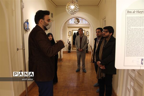 بازدید رئیس سازمان دانش‌آموزی استان یزد از موزه نور و روشنایی
