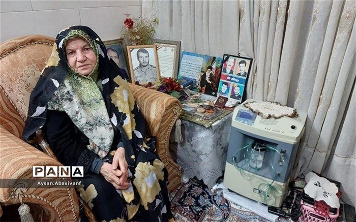 دیدار اعضای انجمن اولیا و دانش‌آموزان دبیرستان ارشاد قرچک، با مادر شهید سعید مؤیدی