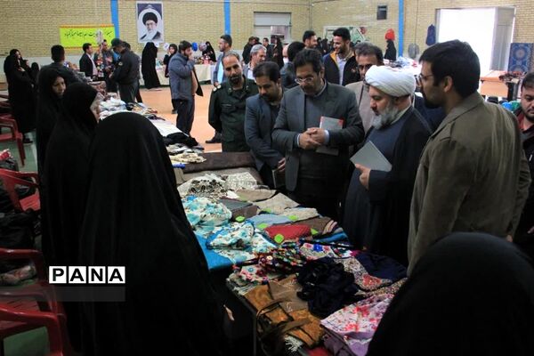 نمایشگاه و بازارچه «دستان پر مهر» بانوان بخش بهمن ابرکوه