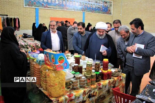 نمایشگاه و بازارچه «دستان پر مهر» بانوان بخش بهمن ابرکوه