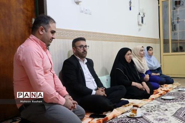 دیدار معاون آموزش ابتدایی وزارت آموزش پرورش  با خانواده دانش‌آموز شهید در بوشهر