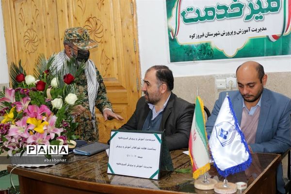 برگزاری میز خدمت آموزش و پرورش در محل مصلی نماز جمعه شهرستان فیروزکوه