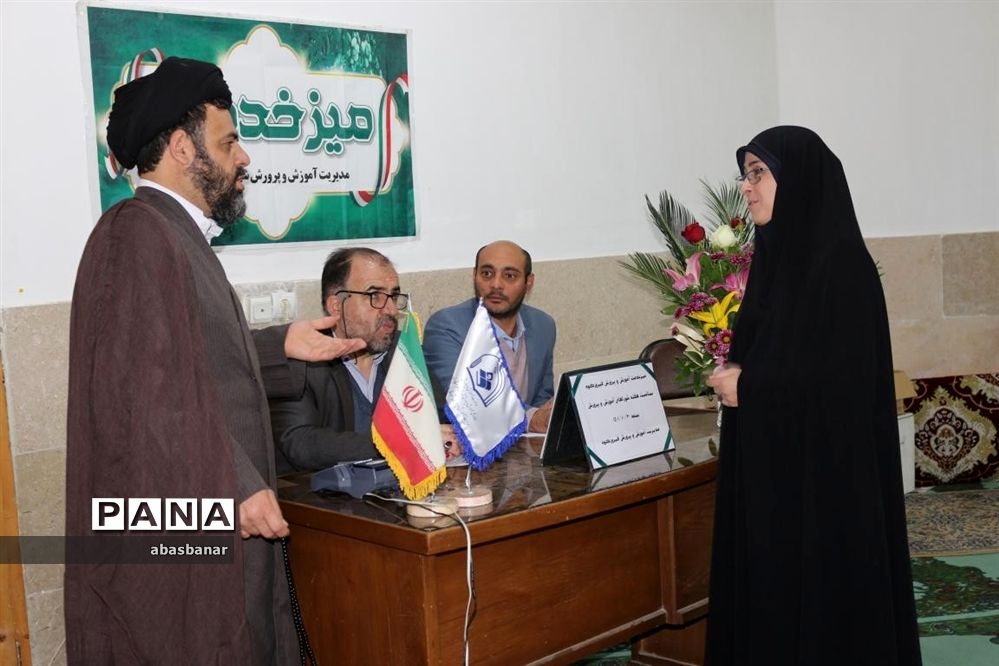 برگزاری میز خدمت آموزش و پرورش در محل مصلی نماز جمعه شهرستان فیروزکوه