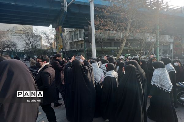 تجمع دانش‌آموزان منطقه ۱۳ مقابل سفارت سوئد و فرانسه