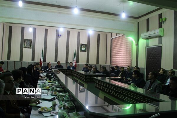 نشست معاونان، کارشناس مسئولان و کارشناسان آموزش متوسطه آموزش و پرورش استان