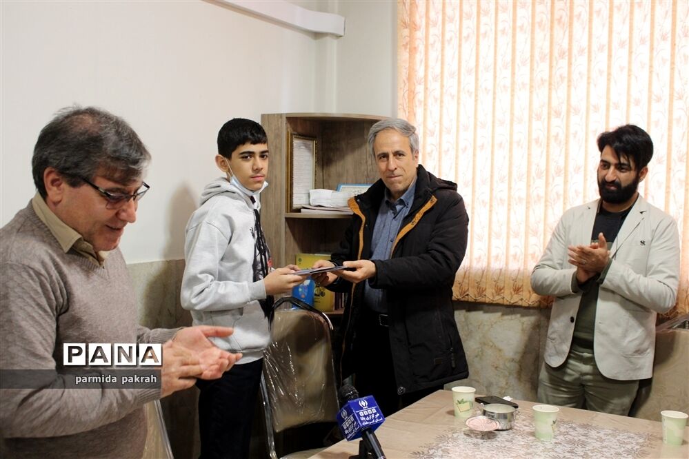 تجلیل از دانش‌‎آموز کرمانشاهی رتبه نخست استانی در پویش هیس طوری