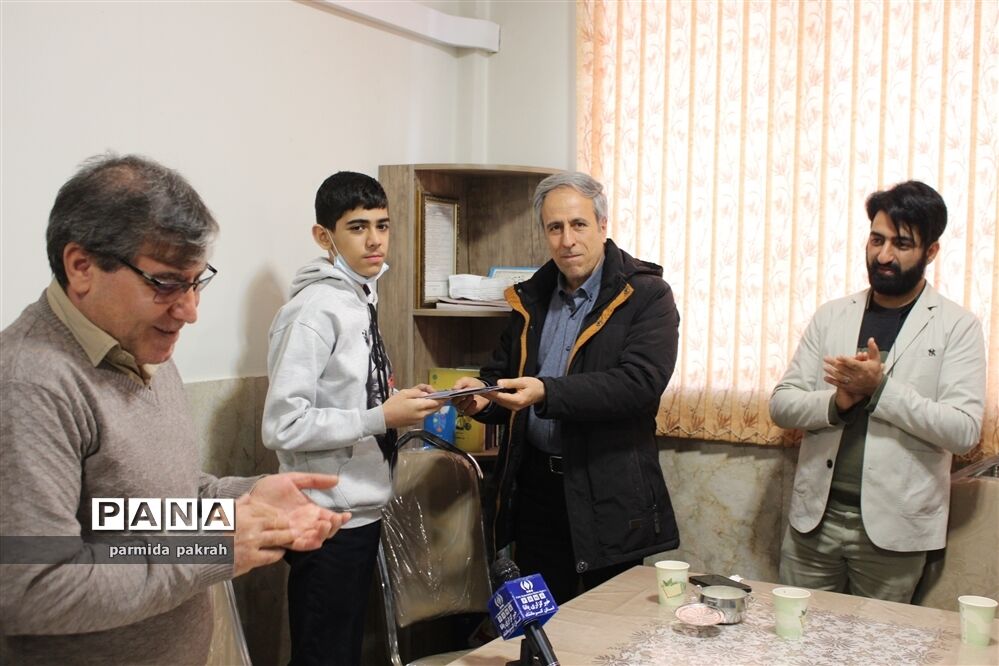 تجلیل از دانش‌‎آموز کرمانشاهی رتبه نخست استانی در پویش هیس طوری
