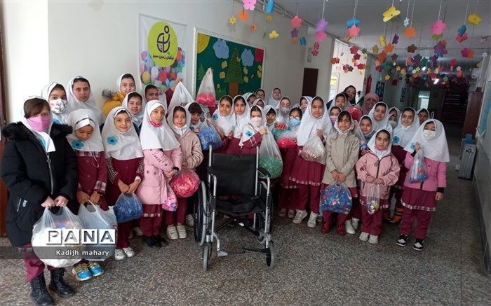 دانش‌آموزان مدرسه پروین اعتصامی شهرقدس‌ با جمع‌آوری درب بطری‌های پلاستیکی یک ویلچیر اهدا کردند