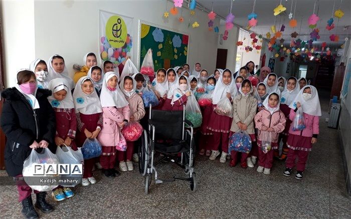 دانش‌آموزان مدرسه پروین اعتصامی شهرقدس‌ با جمع‌آوری درب بطری‌های پلاستیکی یک ویلچیر اهدا کردند