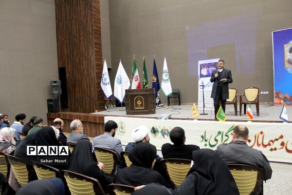 کاردوی آموزشی نمایشگاه مدرسه انقلاب ویژه دهه فجر با حضور دختران دانش‌آموز در قم-4