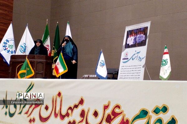 کاردوی آموزشی نمایشگاه مدرسه انقلاب ویژه دهه فجر با حضور دختران دانش‌آموز در قم-4
