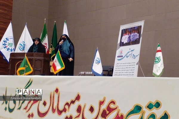 کاردوی آموزشی نمایشگاه مدرسه انقلاب ویژه دهه فجر با حضور دختران دانش‌آموز در قم-4