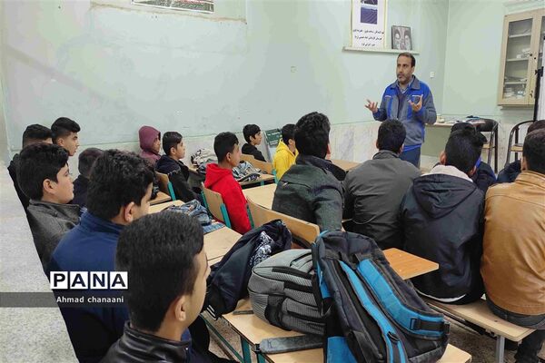 بازدید دانش‌آموزان پایه نهم از هنرستان های کاردانش
