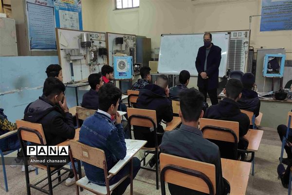 بازدید دانش‌آموزان پایه نهم از هنرستان های کاردانش