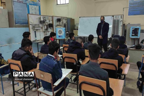 بازدید دانش‌آموزان پایه نهم از هنرستان های کاردانش