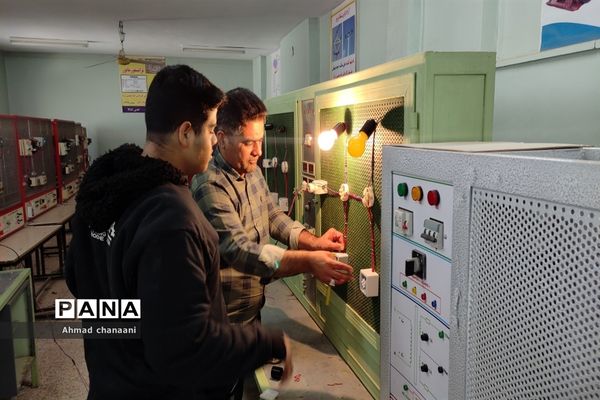 بازدید دانش‌آموزان پایه نهم از هنرستان های کاردانش