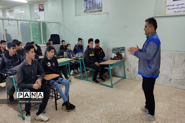 بازدید دانش‌آموزان پایه نهم از هنرستان های کاردانش