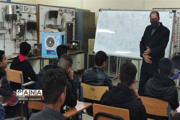 بازدید دانش‌آموزان پایه نهم از هنرستان های کاردانش
