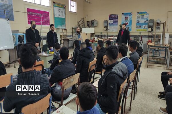 بازدید دانش‌آموزان پایه نهم از هنرستان های کاردانش