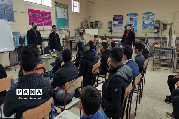 بازدید دانش‌آموزان پایه نهم از هنرستان های کاردانش