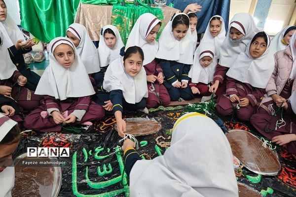برگزاری مراسم سفره صلوات همزمان با آغاز ماه رجب در دبستان حضرت زهرا(س) یک رودهن