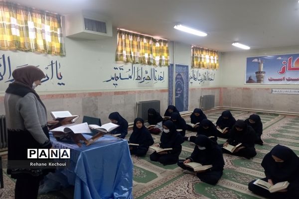 آموزش قرآن به دانش‌آموزان مدرسه عدالت جوادآباد