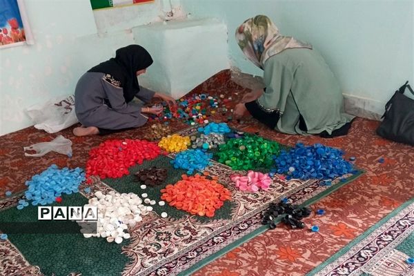 خرید یک ویلچر هدیه با جمع‌آوری درب بطری‌های پلاستیکی