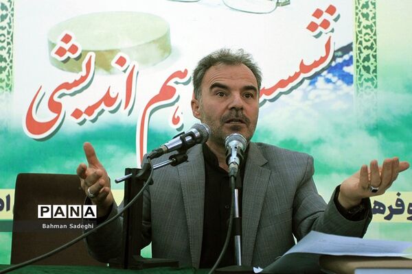نشست هم‌اندیشی‌ معاونان پرورشی و فرهنگی، روسای ادارات قرآن، عترت و نماز و مدیران سازمان دانش‌آموزی