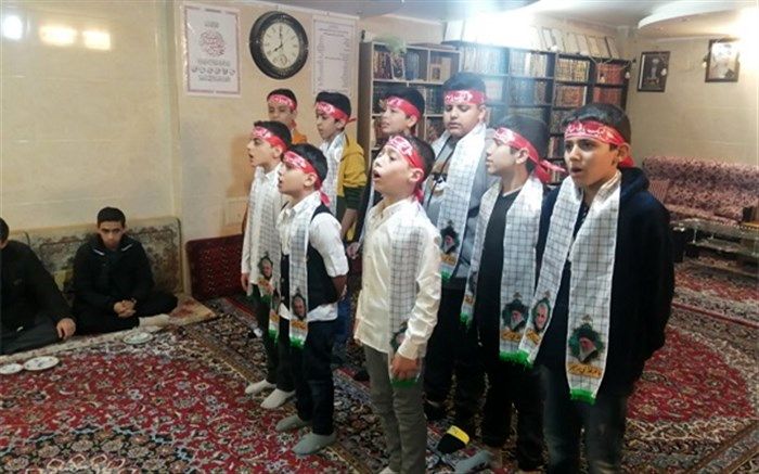 اجرای سرود دانش‌آموزان قمی در منزل شهید موسوی ناجی