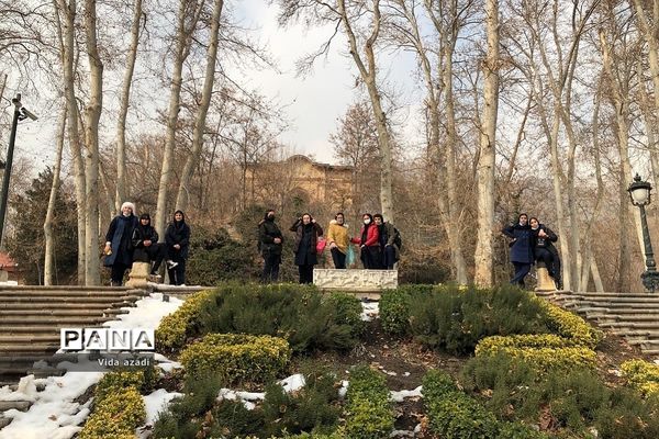 اردوی دانش‌آموزان دبیرستان دخترانه  سما رودهن در کاخ موزه سعدآباد