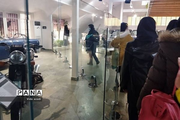 اردوی دانش‌آموزان دبیرستان دخترانه  سما رودهن در کاخ موزه سعدآباد