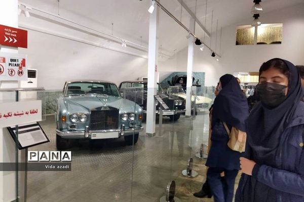 اردوی دانش‌آموزان دبیرستان دخترانه  سما رودهن در کاخ موزه سعدآباد