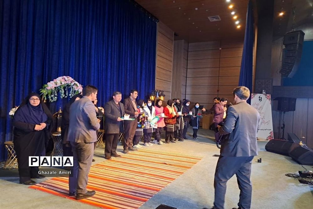 مراسم تجلیل از دانش‌آموزان برتر فرهنگی و هنری در ناحیه ۴ شیراز