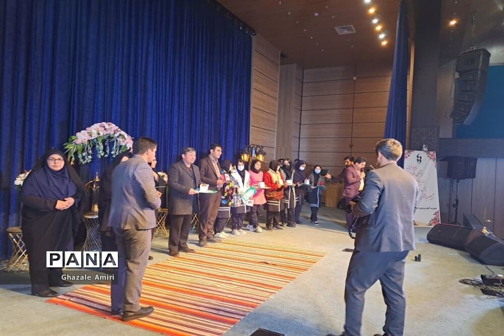 مراسم تجلیل از دانش‌آموزان برتر فرهنگی و هنری در ناحیه ۴ شیراز