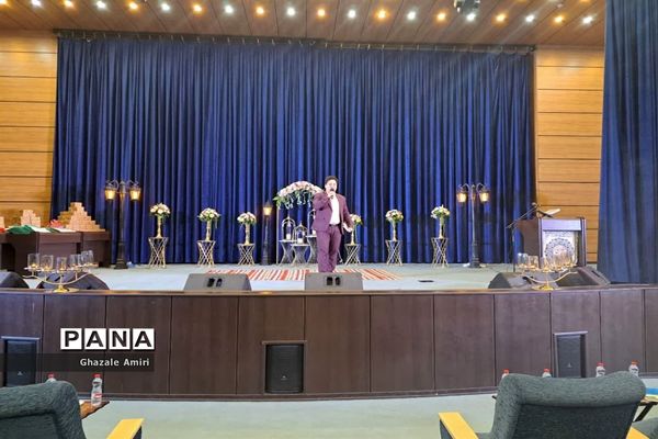 مراسم تجلیل از دانش‌آموزان برتر فرهنگی و هنری در ناحیه ۴ شیراز
