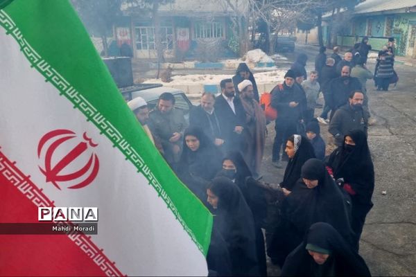 اعزام ۲۴۰ دانش‌آموز دختر دماوند به مناطق عملیاتی جنوب کشور